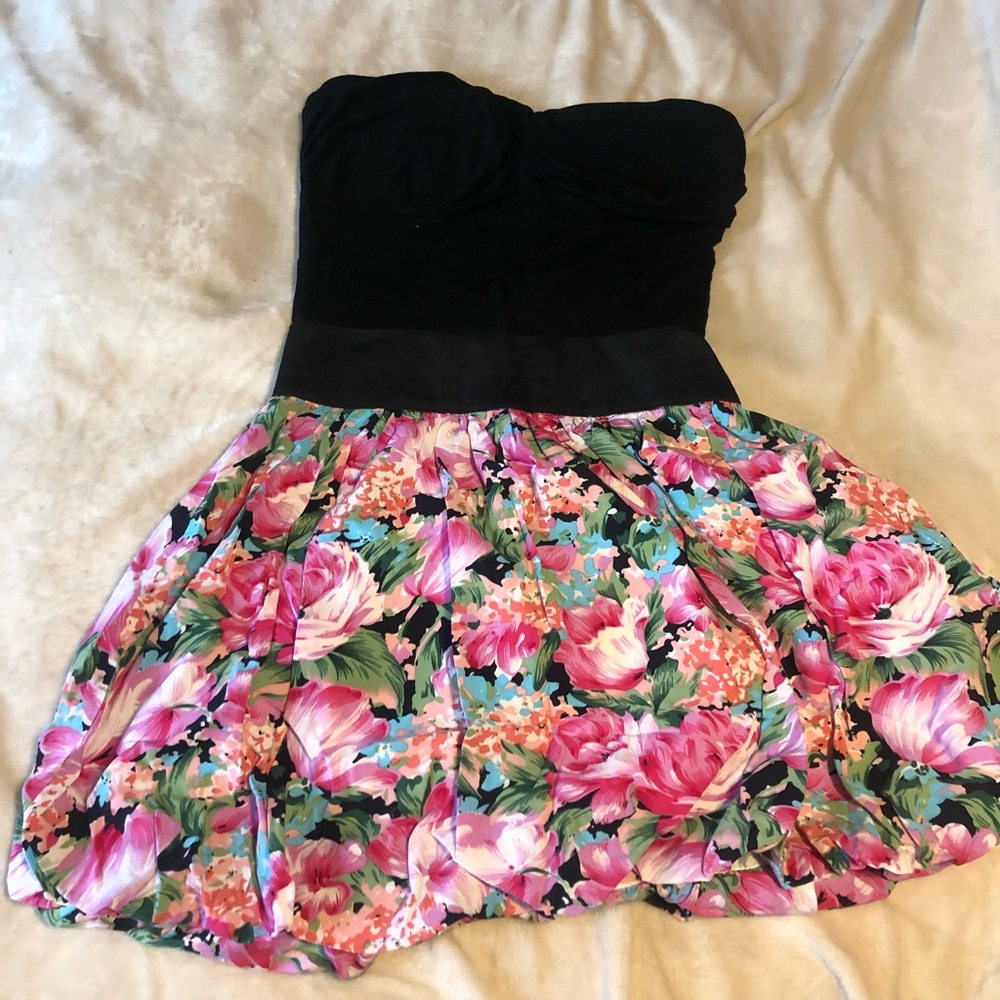 Très Chic Black and flowered bustier dress